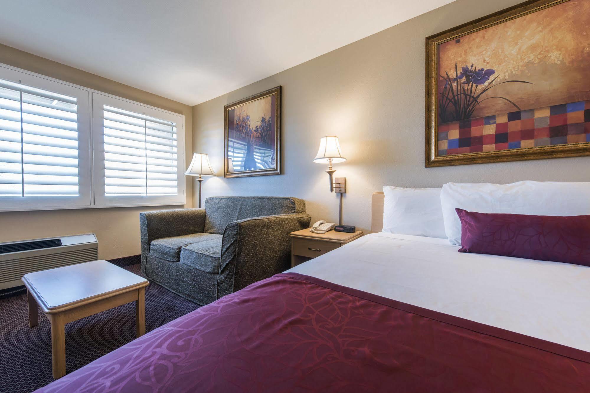 Grand Vista Hotel Simi Valley Exterior photo