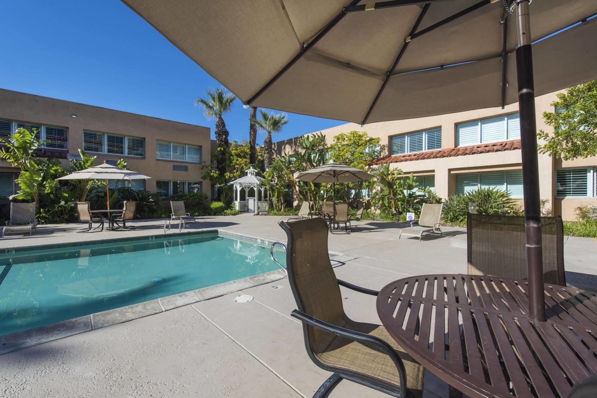 Grand Vista Hotel Simi Valley Exterior photo